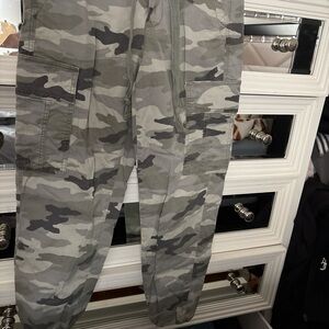 WMNS AMERICAN EAGLE CAMO CARGO PANTS